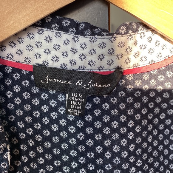Light cotton button down shirt by Jasmine and Juliana size M - Picture 2 of 5